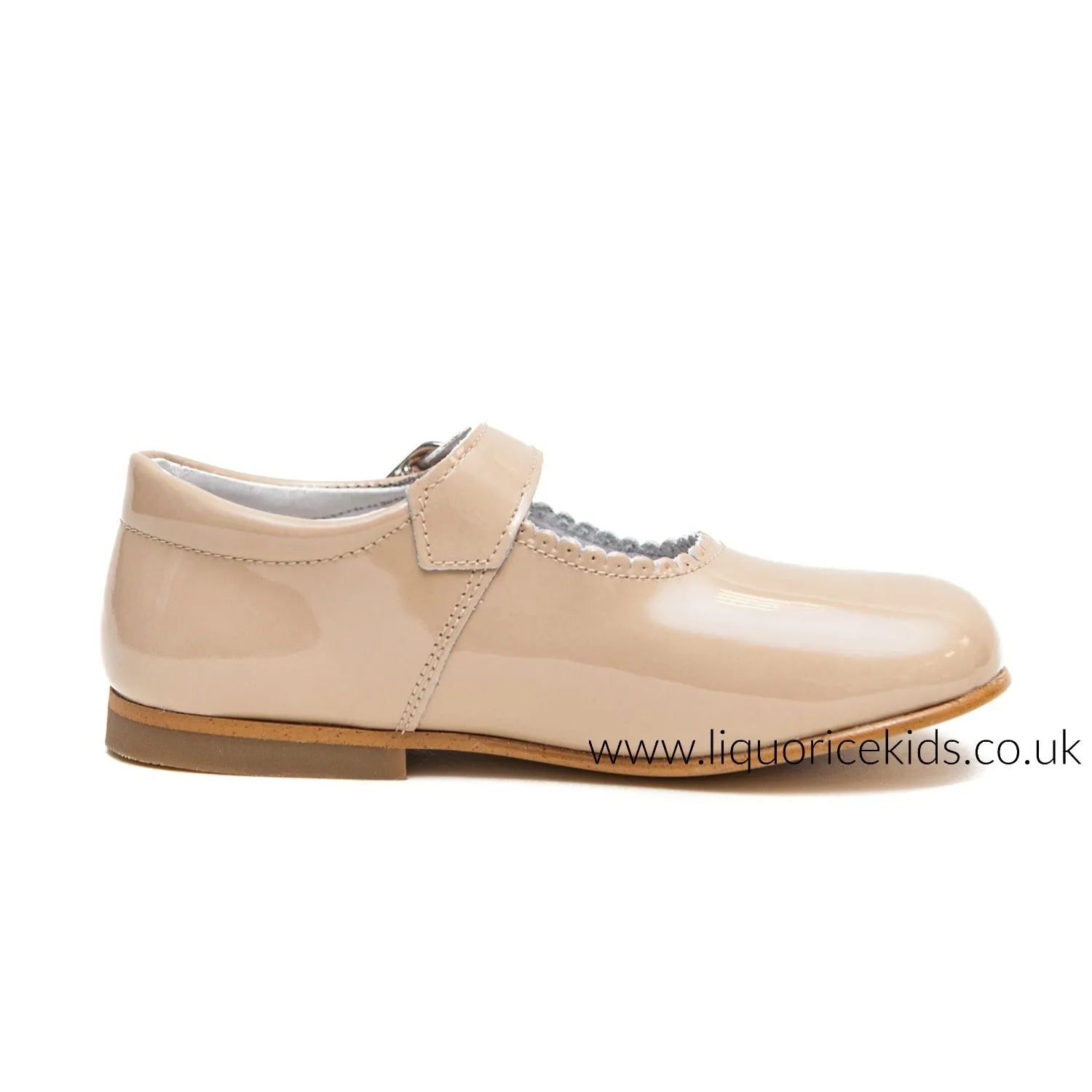 Andanines Girls Camel Patent Mary Janes With Scallop Edging.