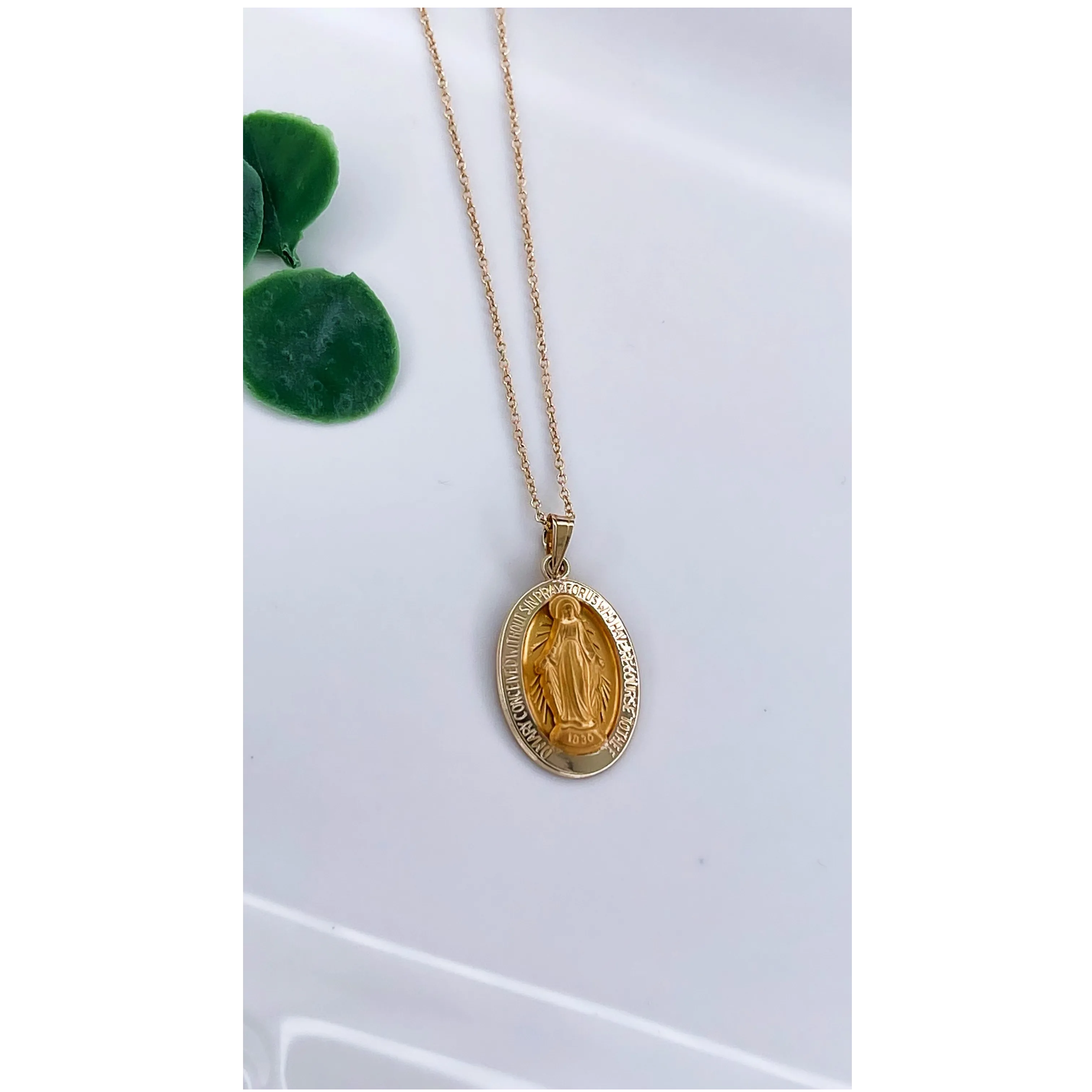 SOLID 14K YELLOW GOLD RAISED MIRACULOUS FIGURE MEDAL | OVAL