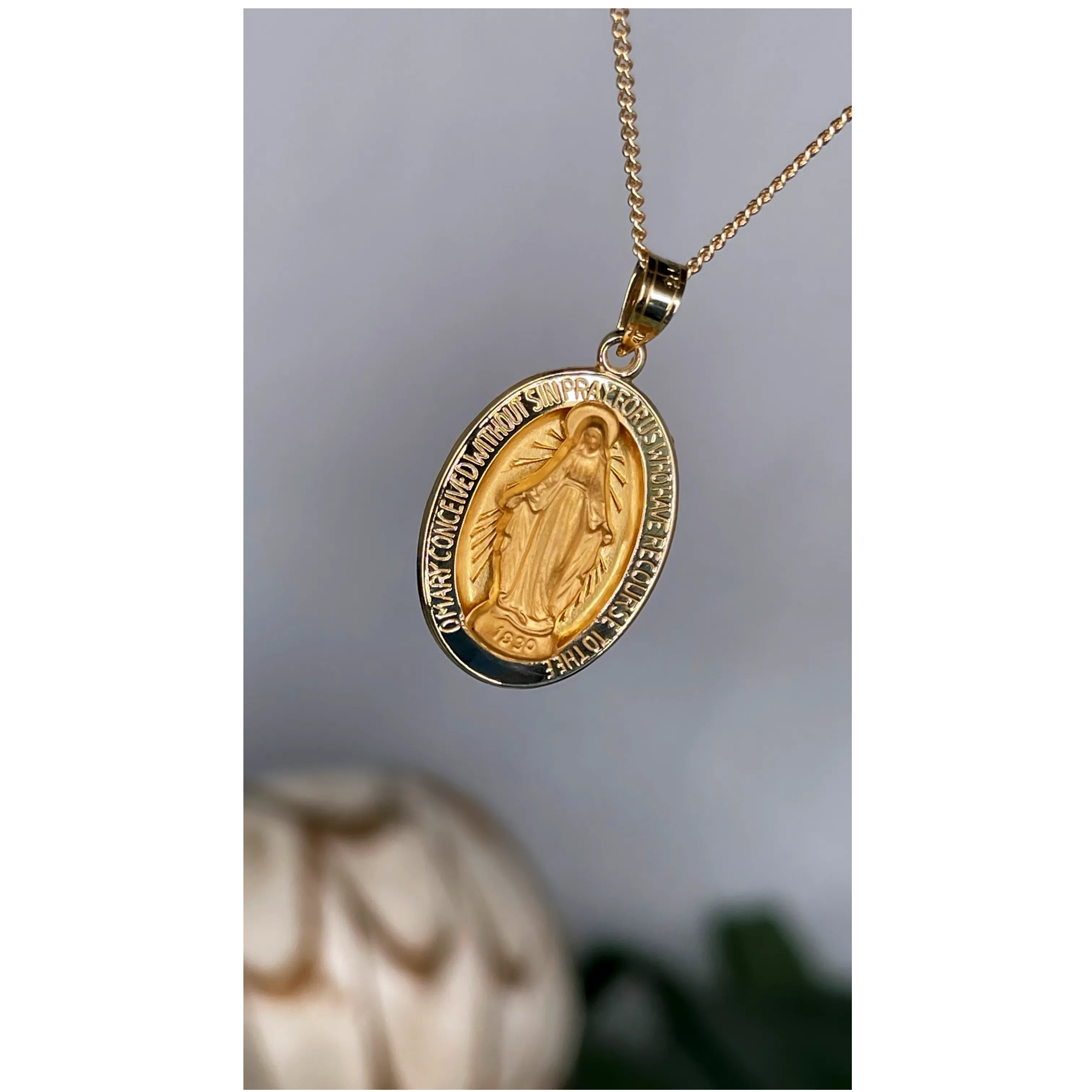 SOLID 14K YELLOW GOLD RAISED MIRACULOUS FIGURE MEDAL | OVAL