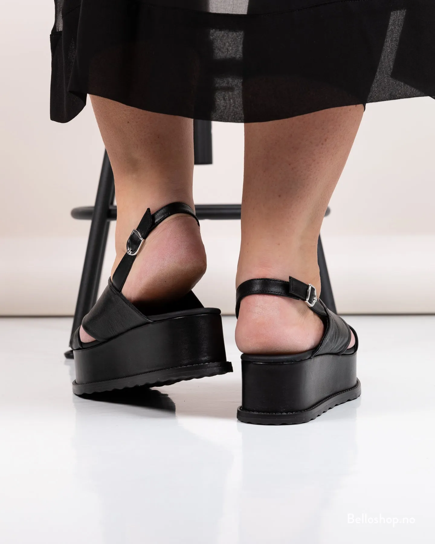 Tosca Blu shoes Helsort sandal m/kryss og platå